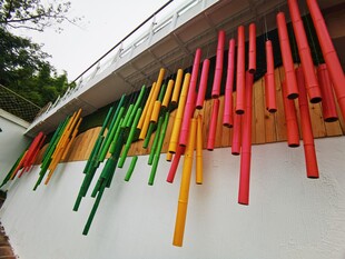 彩色竹制风铃垂挂装饰墙面艺术