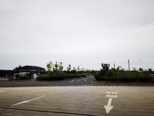 空旷停车场与方向指示箭头