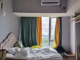 凌乱卧室多彩窗帘与床