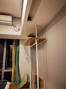 室内角落置物架与悬挂物