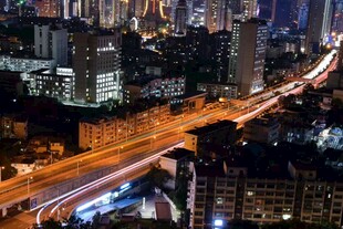 城市夜景中的繁华交通