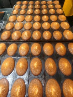 整齐排列的美味烘焙面包