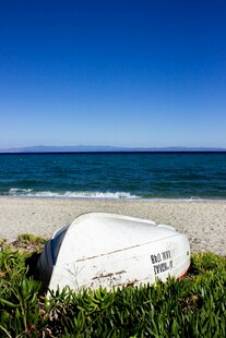 沙滩上的白色小船