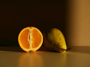 切开的橙子与芒果静物图