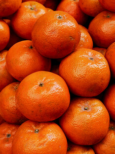 一堆饱满的新鲜橘子