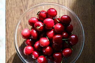 玻璃碗中的新鲜红樱桃