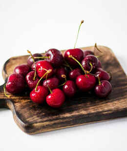 木盘上的新鲜红樱桃