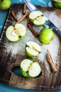 砧板上切开的青苹果与刀