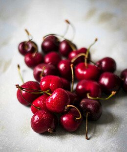 新鲜饱满的红樱桃