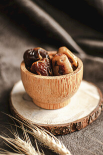 木碗中的干果与麦穗