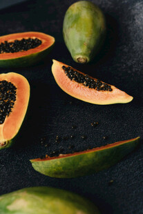 切开的木瓜展示诱人果肉