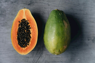 切开的木瓜与完整木瓜