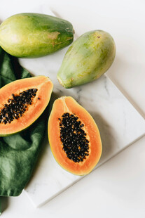 新鲜切开的木瓜及绿叶