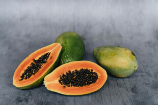 切开的新鲜木瓜及完整木瓜