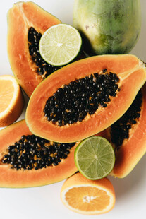 切开的木瓜与柑橘类水果