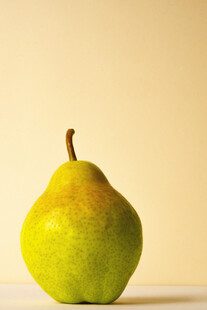单个青梨静物特写