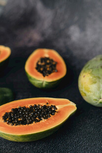 切开的新鲜木瓜特写