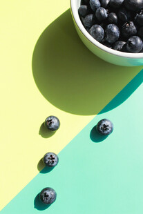 碗中蓝莓与散落果实