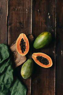 木桌上切开的新鲜木瓜