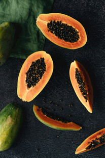 切开的新鲜木瓜及果实