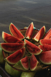 一盘切好的新鲜西瓜