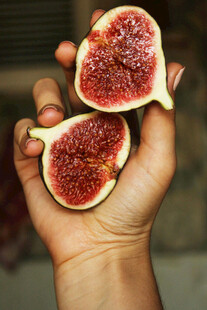 手中切开的新鲜无花果