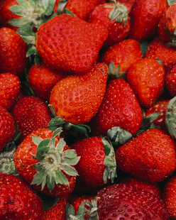 新鲜饱满的草莓堆