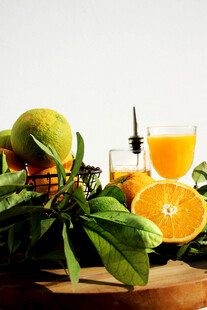 新鲜柑橘与果汁的诱人组合