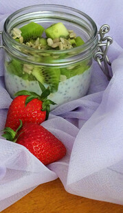 玻璃罐中的草莓酸奶沙拉