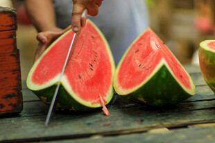 刀切新鲜西瓜场景