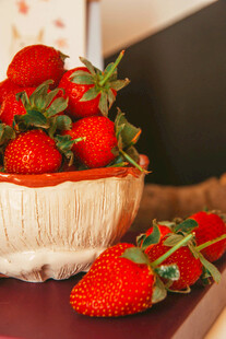 木篮中的新鲜红草莓