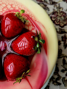 草莓装饰的美味蛋糕