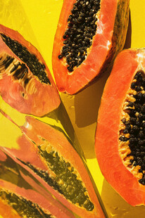 切开的木瓜展示诱人果肉