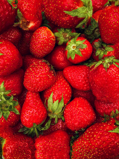 新鲜饱满的草莓特写
