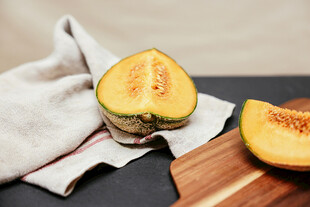 切开的美味甜瓜