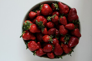 碗中新鲜饱满的红草莓