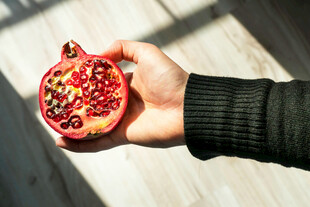 手捧多汁饱满的新鲜石榴