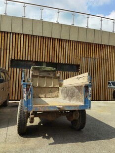 老式三轮车后部特写