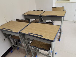 教室中的课桌椅组合