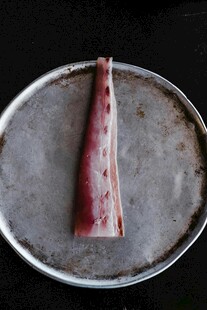 新鲜生肉置于金属盘上