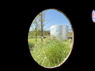 透过孔洞看户外风景