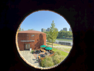 透过孔洞看户外休闲场景