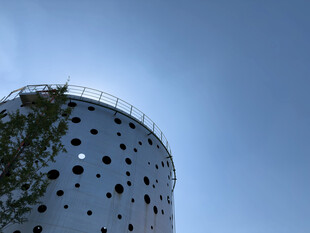 独特孔洞建筑外观特写