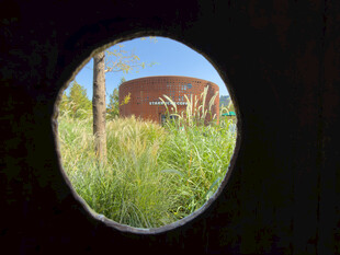 透过圆孔看草地与建筑