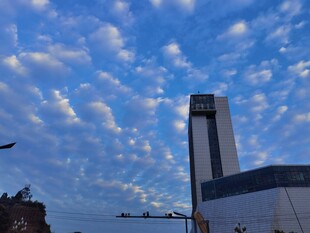 城市天际线与蓝天白云