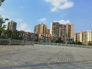 城市空旷广场与远处高楼