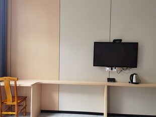 简约房间内的电视与桌椅