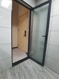 现代简约风格玻璃门室内场景