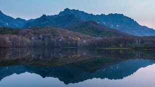 湖光山色的静谧山水景致
