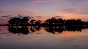 湖畔绝美日落倒影景观